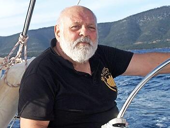 Pfarrer Friedrich Seegenschmiedt als "Skipper" auf hoher See Foto: privat