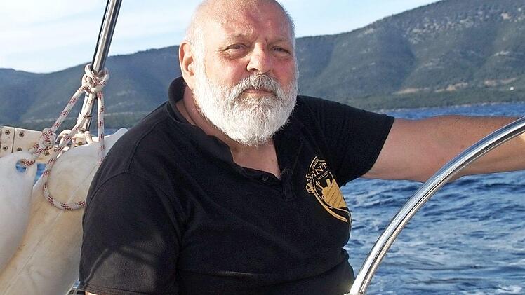Pfarrer Friedrich Seegenschmiedt als "Skipper" auf hoher See Foto: privat