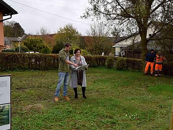 In Buch am Forst ersteht derzeit eine neue Urnengrabanlage. Angelika Seidel und Johannes Zeis erläuterten die Planung.     Andreas Welz