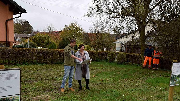In Buch am Forst ersteht derzeit eine neue Urnengrabanlage. Angelika Seidel und Johannes Zeis erläuterten die Planung.     Andreas Welz