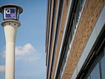 Es ist die zweitgrößte Industriebrache Deutschlands - und steht seit fast zehn Jahren leer. Der glücklose Investor will das ehemalige Quelle-Versandhaus in Nürnberg loswerden. Wie geht es jetzt weiter?  Foto: David Ebener dpa/lby
