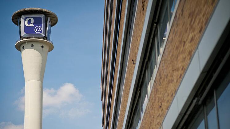 Es ist die zweitgrößte Industriebrache Deutschlands - und steht seit fast zehn Jahren leer. Der glücklose Investor will das ehemalige Quelle-Versandhaus in Nürnberg loswerden. Wie geht es jetzt weiter?  Foto: David Ebener dpa/lby