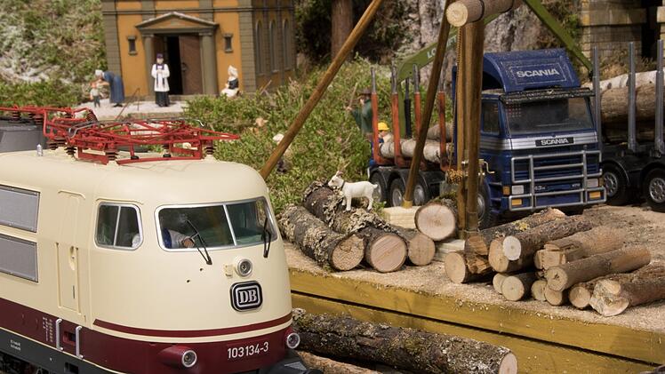 Die Eisenbahn-Ausstellung in der Kaiserpfalz zeigt ein Winterparadies mit Eisenbahnen, und historischen Lokomotiven. Fotos: Josef Hofbauerund