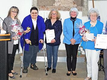 Silke Wolf-Mertensmeyer (von links), Petra Wich-Knoten, Annemarie Nietner, Ingrid Neder-Guth, Ingrid Steinhäußer, Elke Baumann und Lujza Schmögner bei der Preisverleihung Foto: Heike Schülein