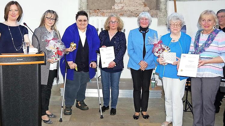 Silke Wolf-Mertensmeyer (von links), Petra Wich-Knoten, Annemarie Nietner, Ingrid Neder-Guth, Ingrid Steinhäußer, Elke Baumann und Lujza Schmögner bei der Preisverleihung Foto: Heike Schülein