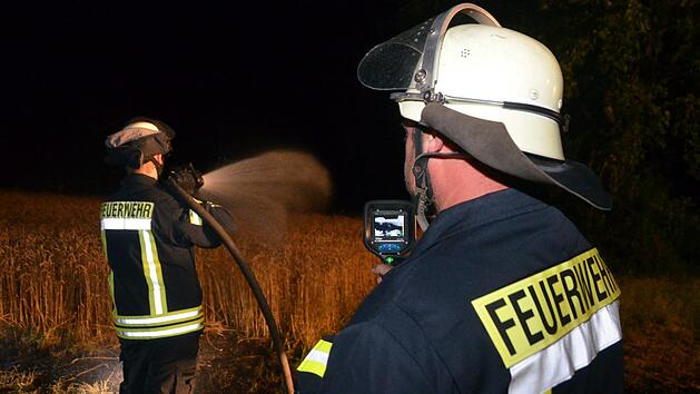 Das h&auml;tte leicht ein gr&ouml;&szlig;erer Fl&auml;chenbrand werden k&ouml;nnen: Bei Garitz brannte mitten in der Nacht ein Feldrain, daneben ein noch nicht abgeerntetes Getreidefeld, das Dank des schnellen Einsatzes der Helfer kaum in Mitleidenschaft gezogen wurde. Peter Rauch