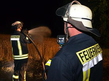 Das hätte leicht ein größerer Flächenbrand werden können: Bei Garitz brannte mitten in der Nacht ein Feldrain, daneben ein noch nicht abgeerntetes Getreidefeld, das Dank des schnellen Einsatzes der Helfer kaum in Mitleidenschaft gezogen wurde. Peter Rauch