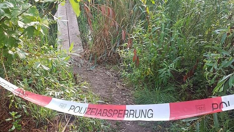 Am Hirschaider Neubertsee wurde in der Nacht auf Donnerstag eine Leiche gefunden. W&auml;hrend der Ermittlungen ist der See abgesperrt. Foto: DLRG Hirschaid