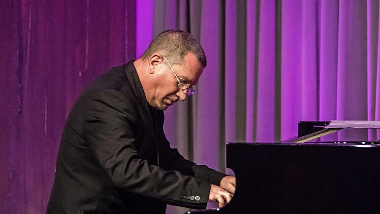 Einen eindringlichen Klavierabend gestaltete der Pianist und Komponist Chris Jarrett bei "Leise am Markt".Foto: Jochen Berger