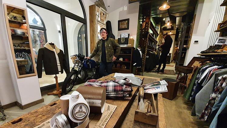 Jonas Weidinger am Motorrad im Montana-Store