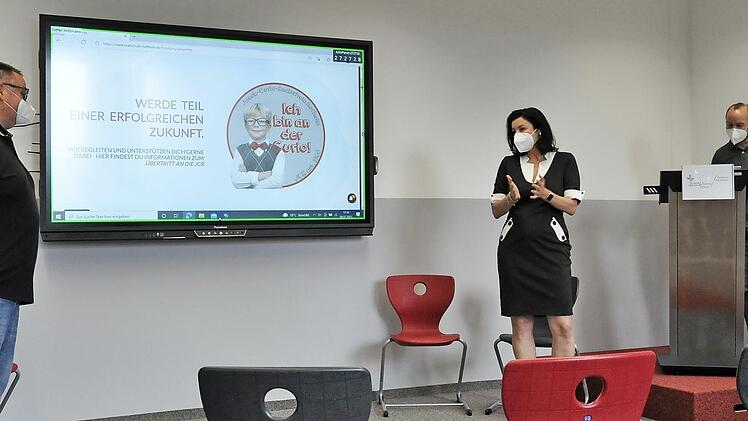 Rektor Stefan Wittmann, Staatsministerin Dorothee Bär und Konrektor Frank Ziegler (von links) vor einem „Active Panel", einer digitalen Tafel, in der Jacob-Curio-Realschule Hofheim