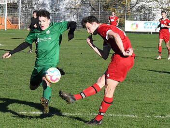 Tim Weimann (rechts) war der Mann des Spiels beim 3:0-Sieg der DJK Schondra beim SV Garitz um Max Krettek (links). Foto: Hopf