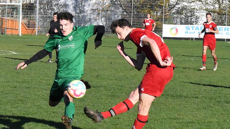 Tim Weimann (rechts) war der Mann des Spiels beim 3:0-Sieg der DJK Schondra beim SV Garitz um Max Krettek (links). Foto: Hopf
