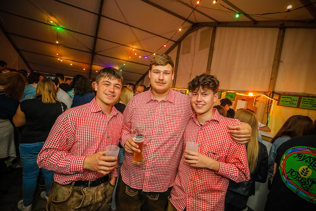 Samstagsparty im Festzelt!