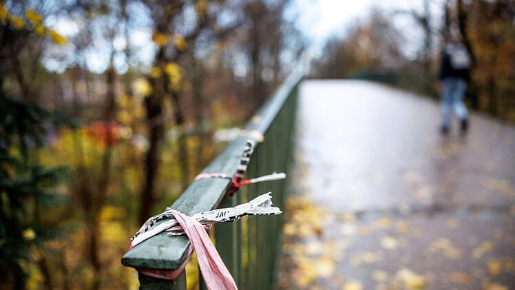 Mann verbrennt unter Brücke in München