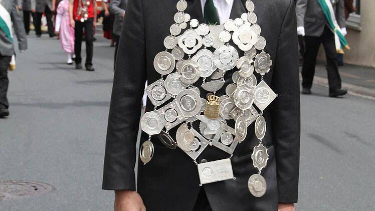 Der Zug bot ein farbenprächtiges Bild.