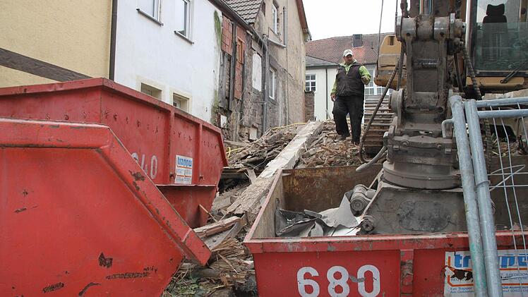 Am Mittwoch erfolgt der Abtransport des Bauschutts mit Containern. Foto: Stephan Tiroch