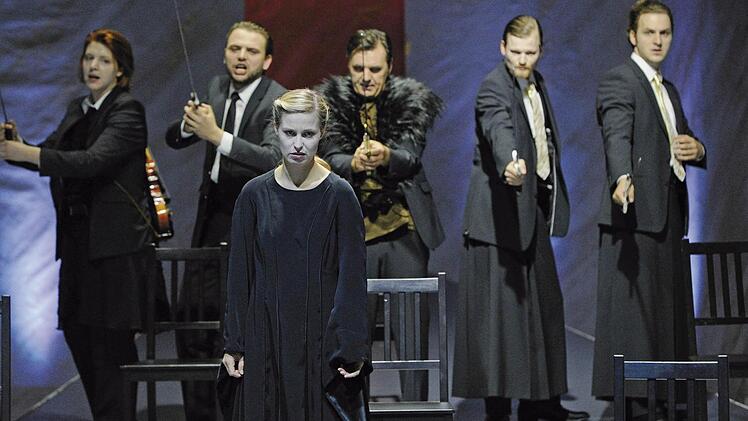 Pina Kühr als Kriemhild, hinten (v.l.) Katharina Rehn (Volker), Bertram Maxim Gärtner (Gunther), Volker J. Ringe (Hagen), Alexander Tröger (Gerenot), Benedikt Flörsch (Giselher)