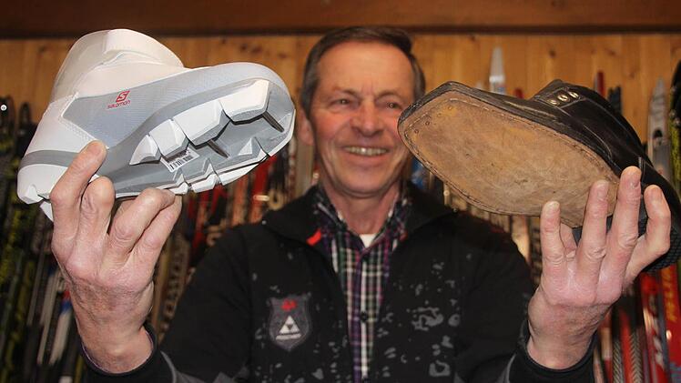 65 Jahre liegen zwischen diesen beiden Langlaufschuh-Modellen. Während es heute auf weich gepolsterten, millimetergenau einstellbaren High-Tech-Schuhen in die Loipe geht, fertigte Max Eckert, Edgars Vater, im Jahr 1952 noch Langlaufschuhe aus Rindboxleder. "Die waren natürlich vergleichsweise steif und man kriegte schon gern mal eine Blase", erinnert sich Edgar Eckert. Und er weiß auch noch, wie man das Leder weich bekommen und individuell angepasst hat: "Schuh nass machen, in der warmen Stub...