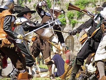 Im Jahr 2014 war die Schlachtdarstellung ein Höhepunkt des historischen Treibens auf der Festung. Auch bei Crana Historica V werden wieder die Waffen gezückt. Foto: Archiv/Marco Meißner