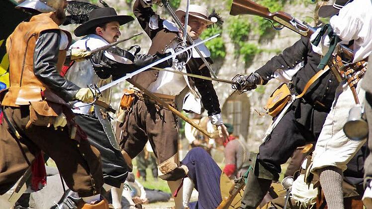 Im Jahr 2014 war die Schlachtdarstellung ein Höhepunkt des historischen Treibens auf der Festung. Auch bei Crana Historica V werden wieder die Waffen gezückt. Foto: Archiv/Marco Meißner