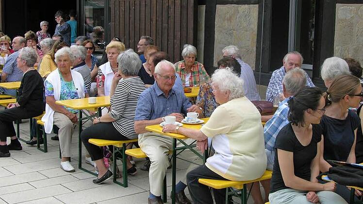 Die Plätze auf dem Freisitz an der Kalthalle waren gut besetzt. Foto: Klaus Oelzner