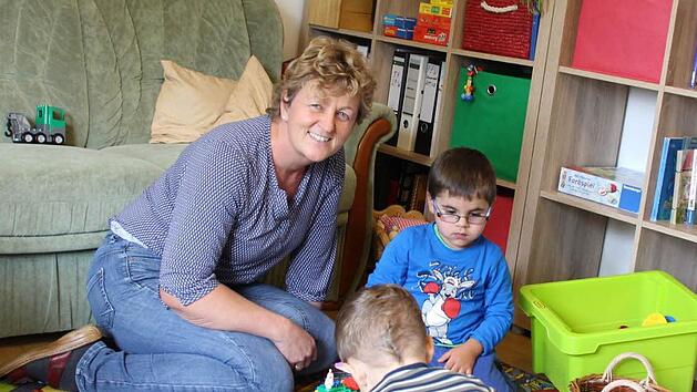 Maria D&uuml;thorn betreut in ihrem Haus derzeit den zweij&auml;hrigen Finn und den vierj&auml;hrigen Elias.  Foto: Andreas Dorsch