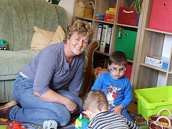 Maria Düthorn betreut in ihrem Haus derzeit den zweijährigen Finn und den vierjährigen Elias.  Foto: Andreas Dorsch