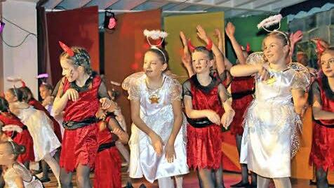 Die Sternchengarde wirbelte über die Bühne.