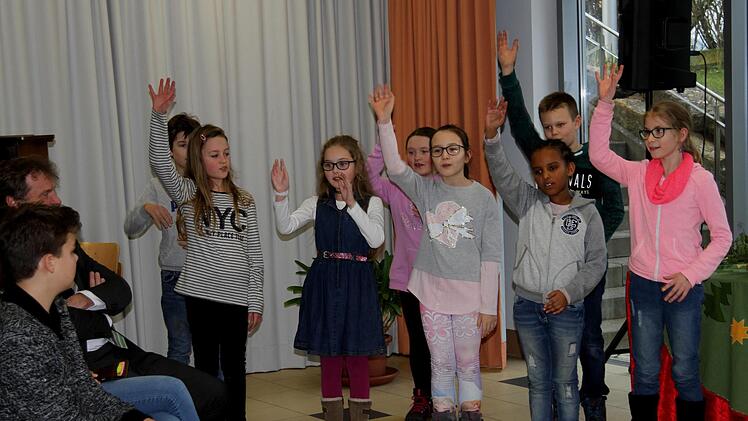 Die Rhythmusgruppe der Grundschule setzte bei ihren Liedern auch Körperinstrumente ein.Günther Geiling