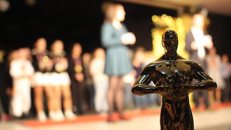 Die Trophäe "Viktor", um die sich die Schüler im Hintergrundduellierten, glänzt im Vordergrund.