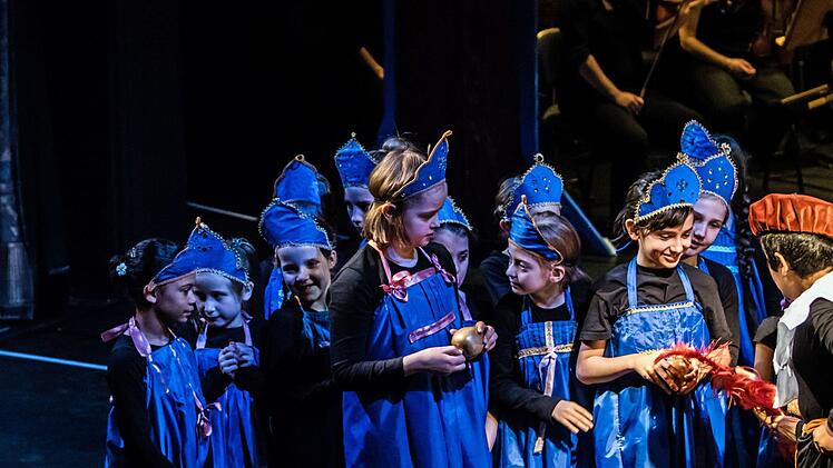 "Compose Strawinsky":_Ovationen gab es für die Schülerinnen und Schüler der Coburger Lutherschule beim Auftritt im Landestheater.Foto: Jochen BErger