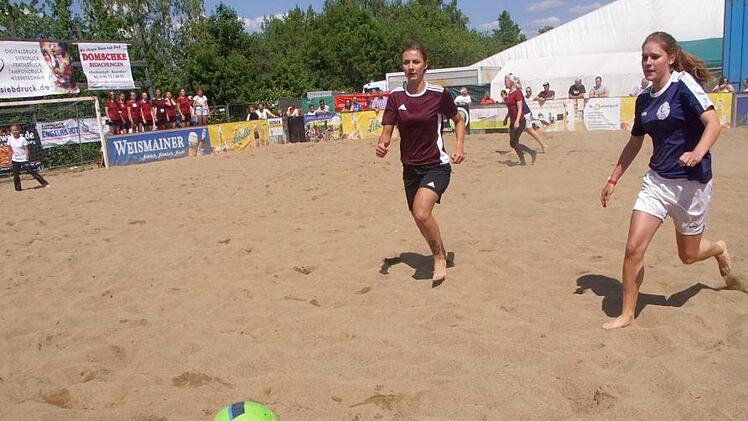 Der Ball, das Objekt der Begierde: Zwei Spielerinnen der "Liletten" (rechts) und der "Fr&uuml;chtchen mit Schuss" aus Michelau / Hochstadt geben im Viertelfinale alles. Die Neulinge aus Stegaurach sollten sich letztlich durchsetzen und gewannen bei ihrem Debut sogar das Turnier in der Frauenkonkurrenz.Mario Deller