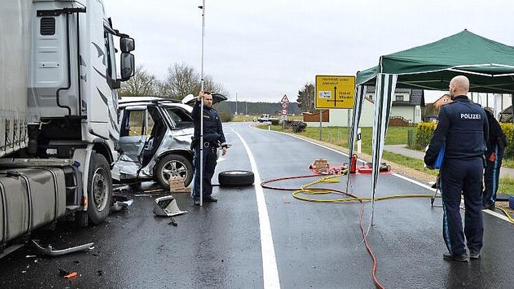 W&auml;hrend die Polizeibeamten den Verkehrsunfall aufnahmen, sperrte die Hallerndorfer Feuerwehr die Stra&szlig;e.