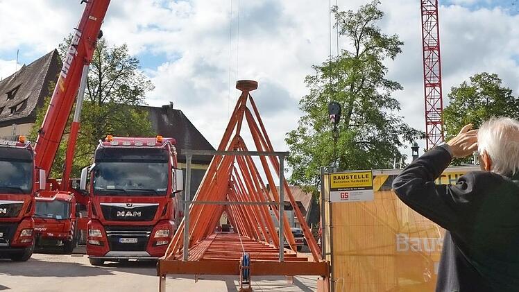 Passanten bleiben stehen und schauen - immer wieder ein Schauspiel, so eine Baustelle