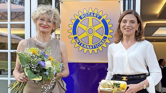 Wechsel im Pr&auml;sidentenamt: Adelinde Reinhardt (links) mit ihrer Nachfolgerin Carola Schwank (rechts)