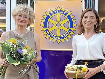 Wechsel im Präsidentenamt: Adelinde Reinhardt (links) mit ihrer Nachfolgerin Carola Schwank (rechts)