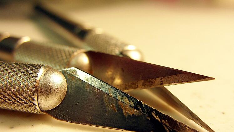 Mit einem Skalpell kastrierte ein 66-jähriger Elektriker mehrere Männer.