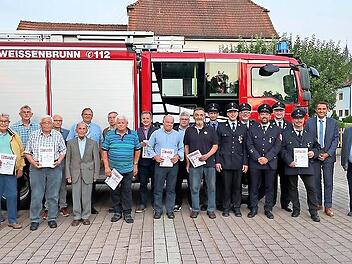 Die f&uuml;r langj&auml;hrige Mitgliedschaft Geehrten Mitglieder freuen sich mit Landratsstellvertreter Bernd Steger und B&uuml;rgermeister J&ouml;rg Neubauer &uuml;ber die Auszeichung.