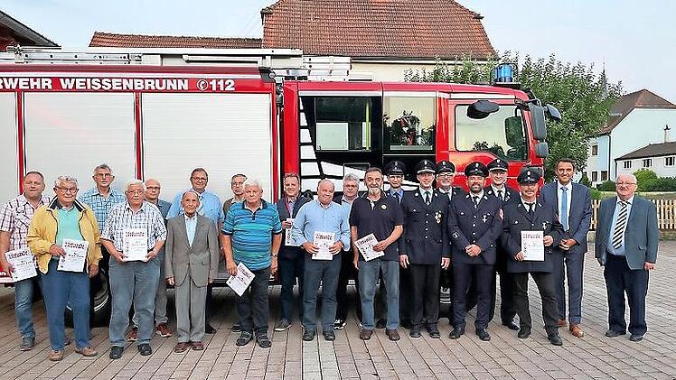 Die f&uuml;r langj&auml;hrige Mitgliedschaft Geehrten Mitglieder freuen sich mit Landratsstellvertreter Bernd Steger und B&uuml;rgermeister J&ouml;rg Neubauer &uuml;ber die Auszeichung.