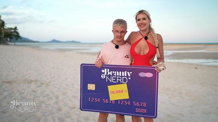 Laura und Sammy sichern sich den Sieg bei "Beauty & the Nerd"! "Das war einfach ein unfassbares Gefühl", freut sich Laura. Der Siegerin kommen sogar die Tränen. "Ich bin so stolz, dass wir den Sieg nach Hause holen konnten."