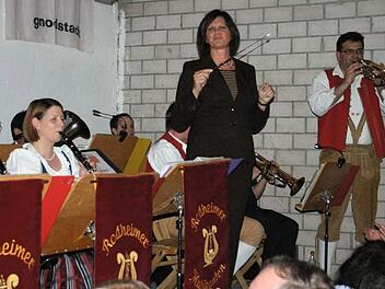 Nach ihrer Rede dirigierte Ilse Aigner noch die Rodheimer Musikanten zum Bayerischen Defiliermarsch. Foto: Thomas Meyer