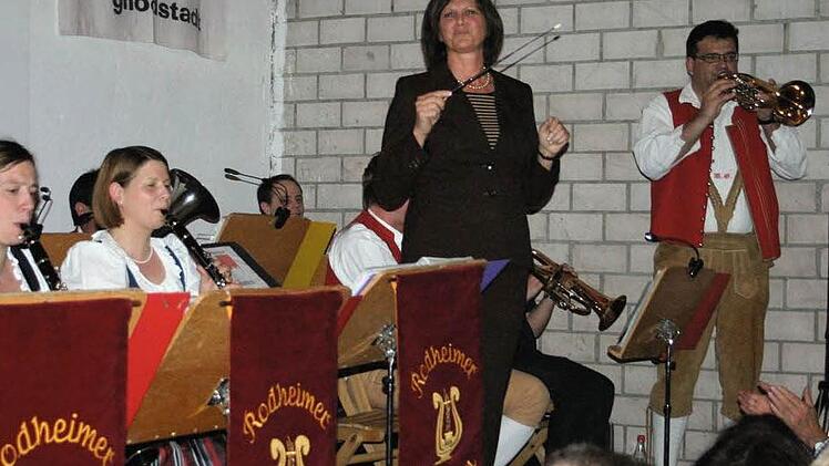 Nach ihrer Rede dirigierte Ilse Aigner noch die Rodheimer Musikanten zum Bayerischen Defiliermarsch. Foto: Thomas Meyer