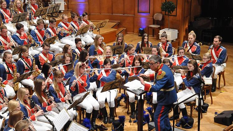 In ihren schmucken Uniformen und dank ihrer Leistungen sind die jungen Musiker ein Aushängeschild Bad Kissingens. Foto: Klopf