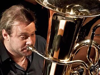 Ganz er selbst: Andreas Martin Hofmeir beim Sinfoniekonzert in Coburg.   Fotos: Jochen Berger