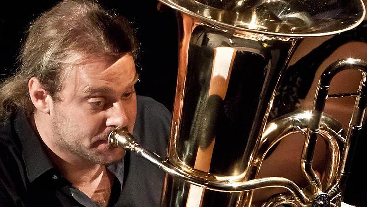 Ganz er selbst: Andreas Martin Hofmeir beim Sinfoniekonzert in Coburg.   Fotos: Jochen Berger