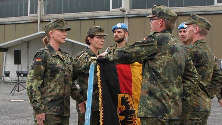 Stellvertretend für die ganze Truppe legt Finni Spieth (ganz links) mit drei anderen das Gelöbnis ab. Foto: Ulrike Müller