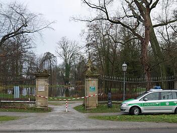Der Schlosspark ist abgesperrt. Die Polizei hält sich noch bedeckt. Foto: Kristian Kienberger