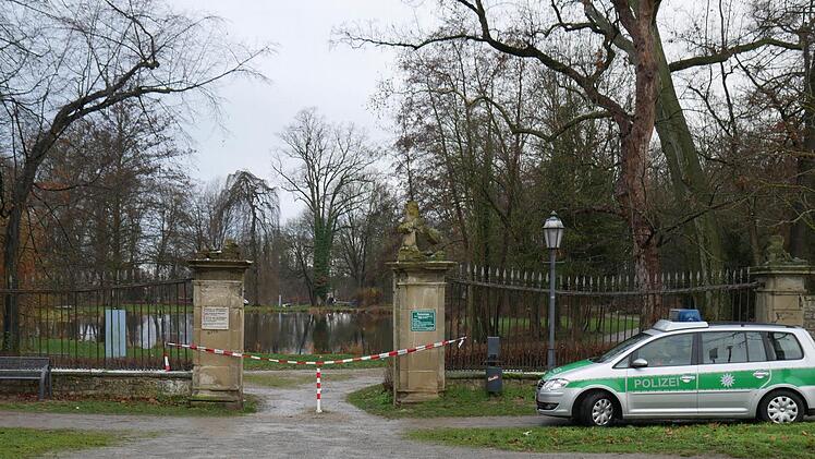 Der Schlosspark ist abgesperrt. Die Polizei hält sich noch bedeckt. Foto: Kristian Kienberger