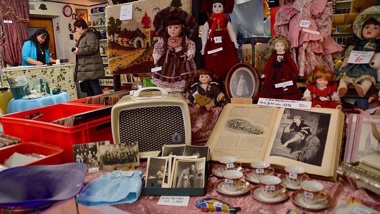 Das Angebot ist bunt gemischt, reicht von Gebrauchsgegenständen über altes Geschirr bis hin zu Dekoartikeln und Büchern. Foto: Kathrin Kupka-Hahn